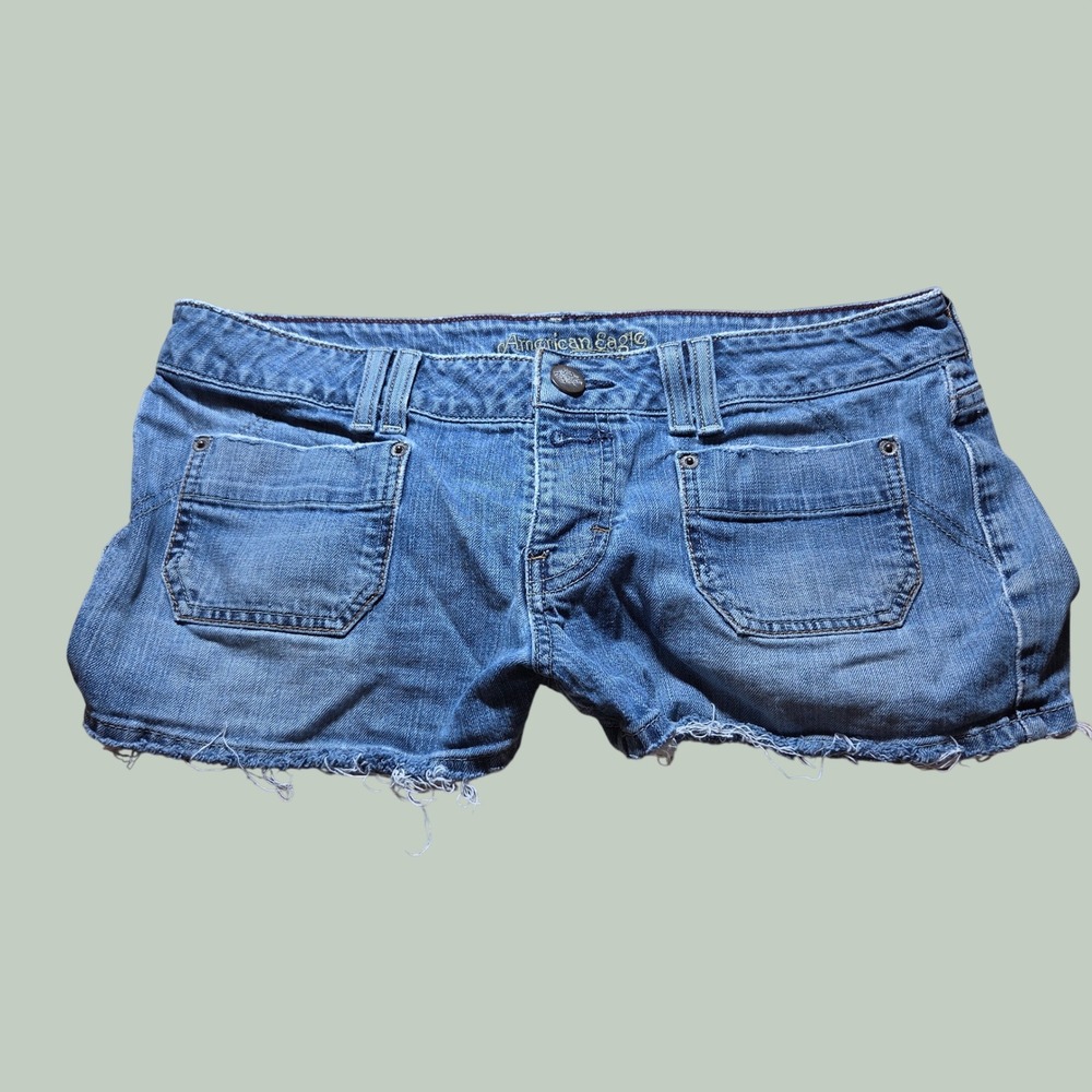 American Eagle Low Rise Y2K Denim Shorts Medium Wash Frayed Hem Size 12 Short